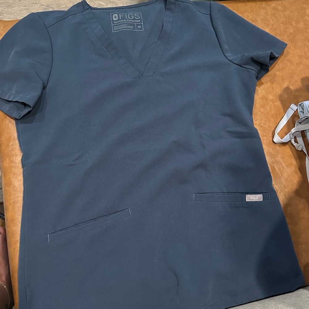 Figs Casma Scrub Top in Dark Harbor